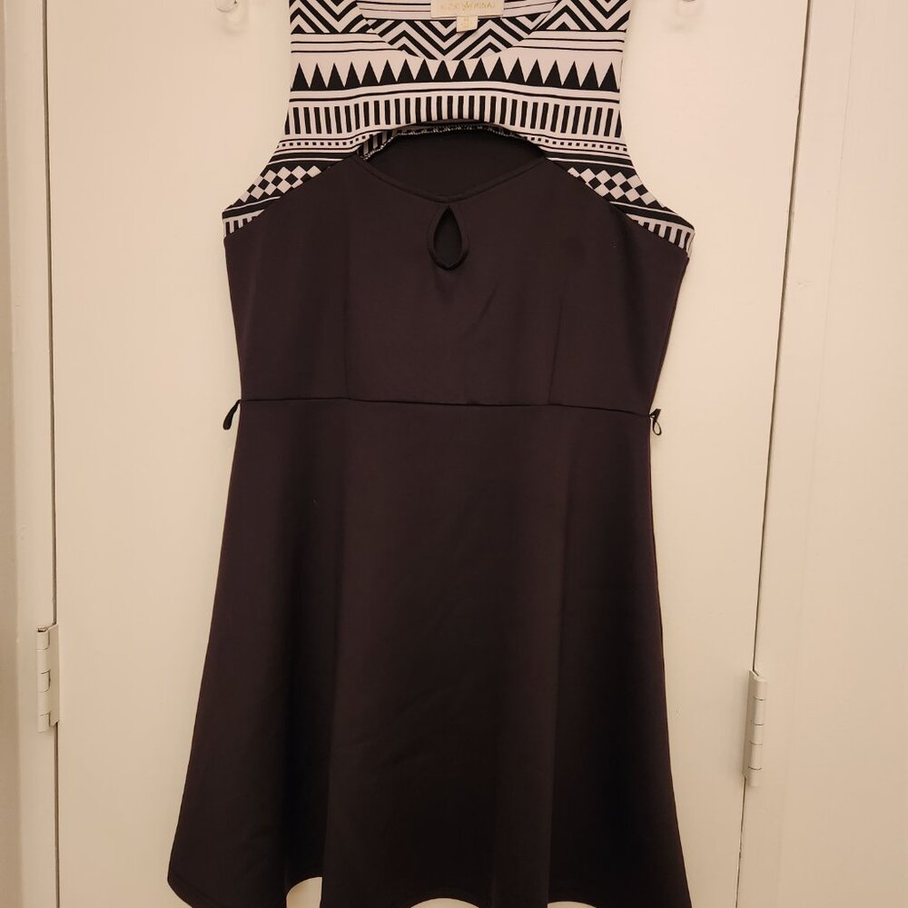 Nikki Manaj Black and white keyhole sleeveless Dress